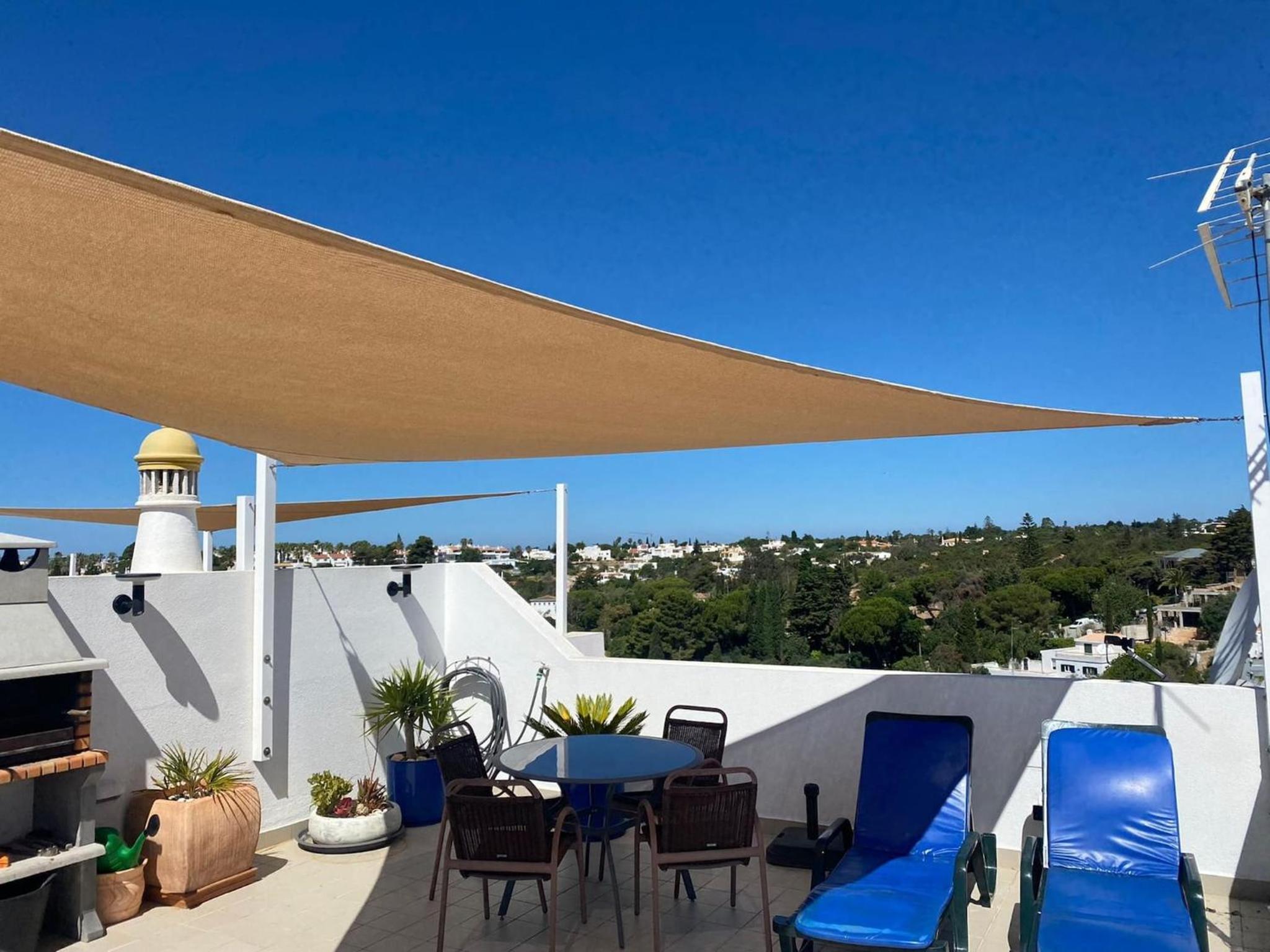 Lily - Fabulous 1-bed apt with roof terrace view 2