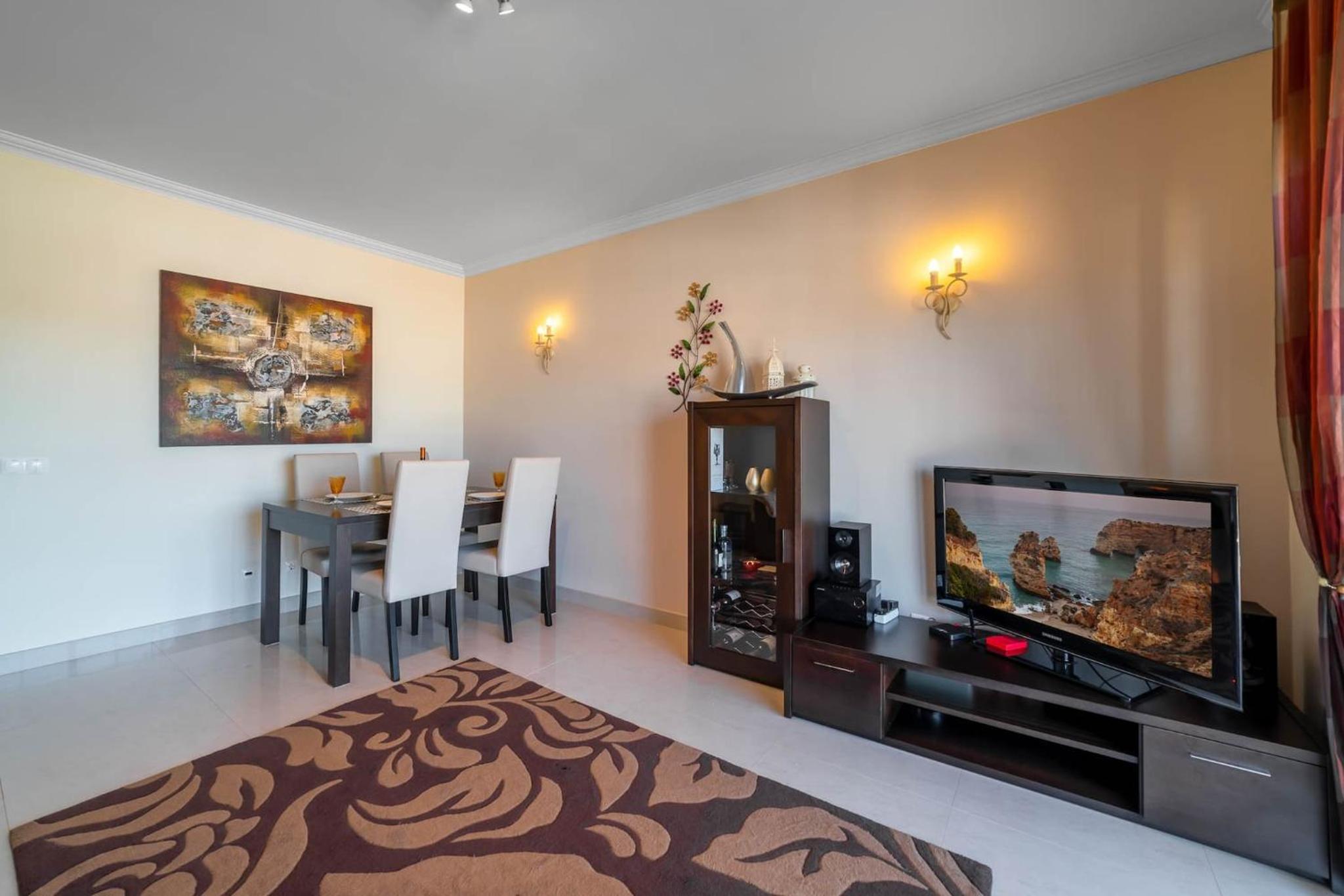 Lily - Fabulous 1-bed apt with roof terrace view 3