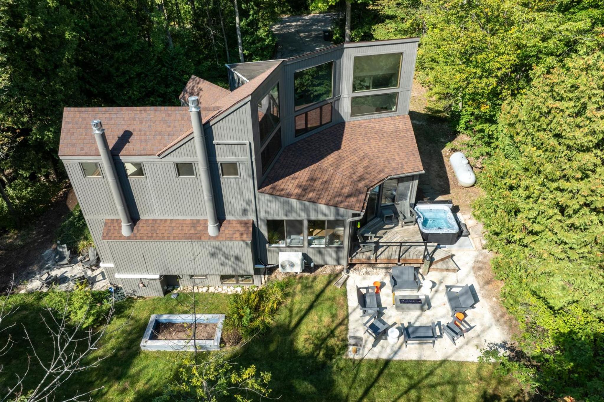 Modern Home Walk to Downtown, Hot Tub & GameRoom