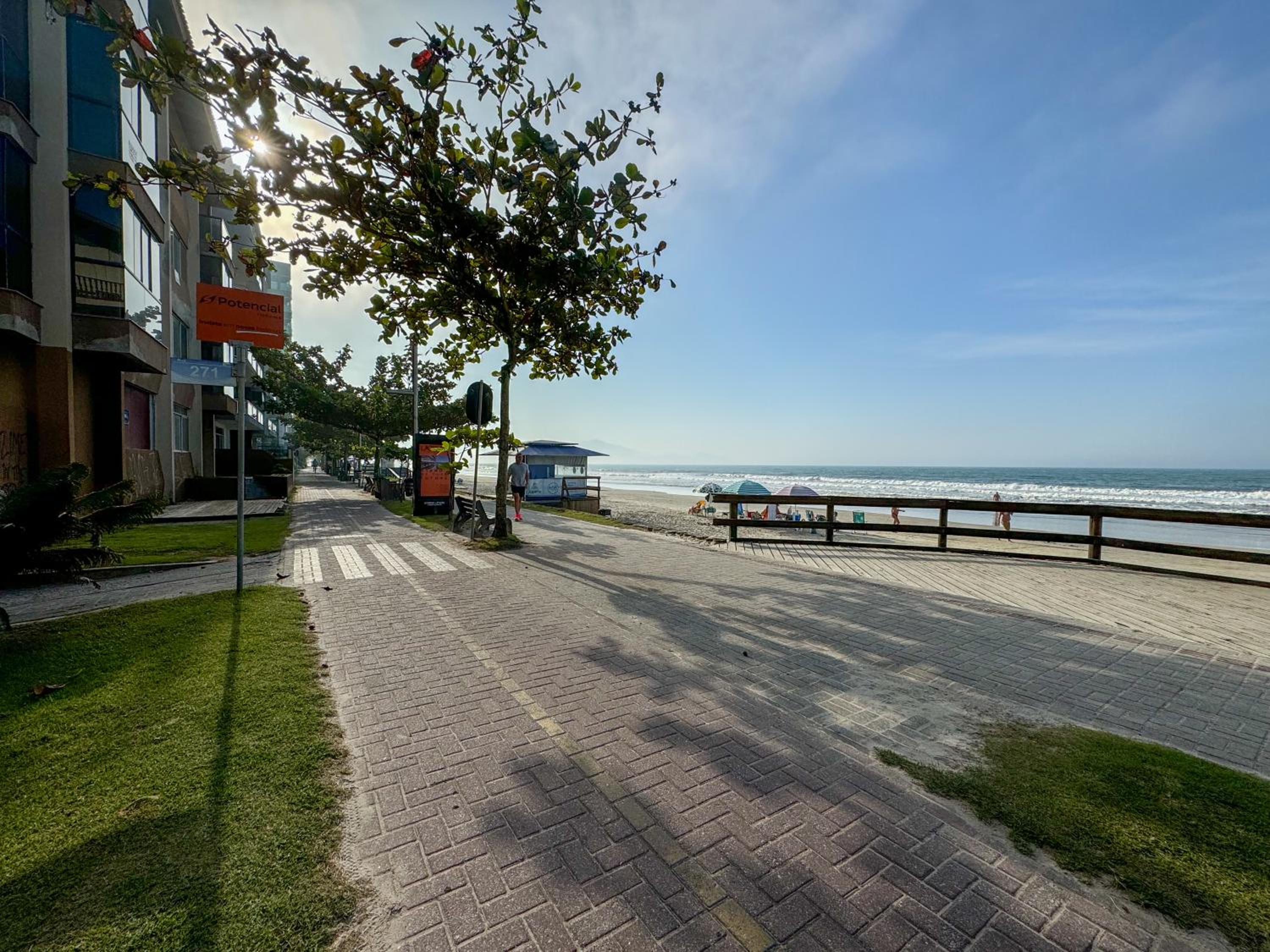 PÉ NA AREIA 30 passos do mar Apto 102