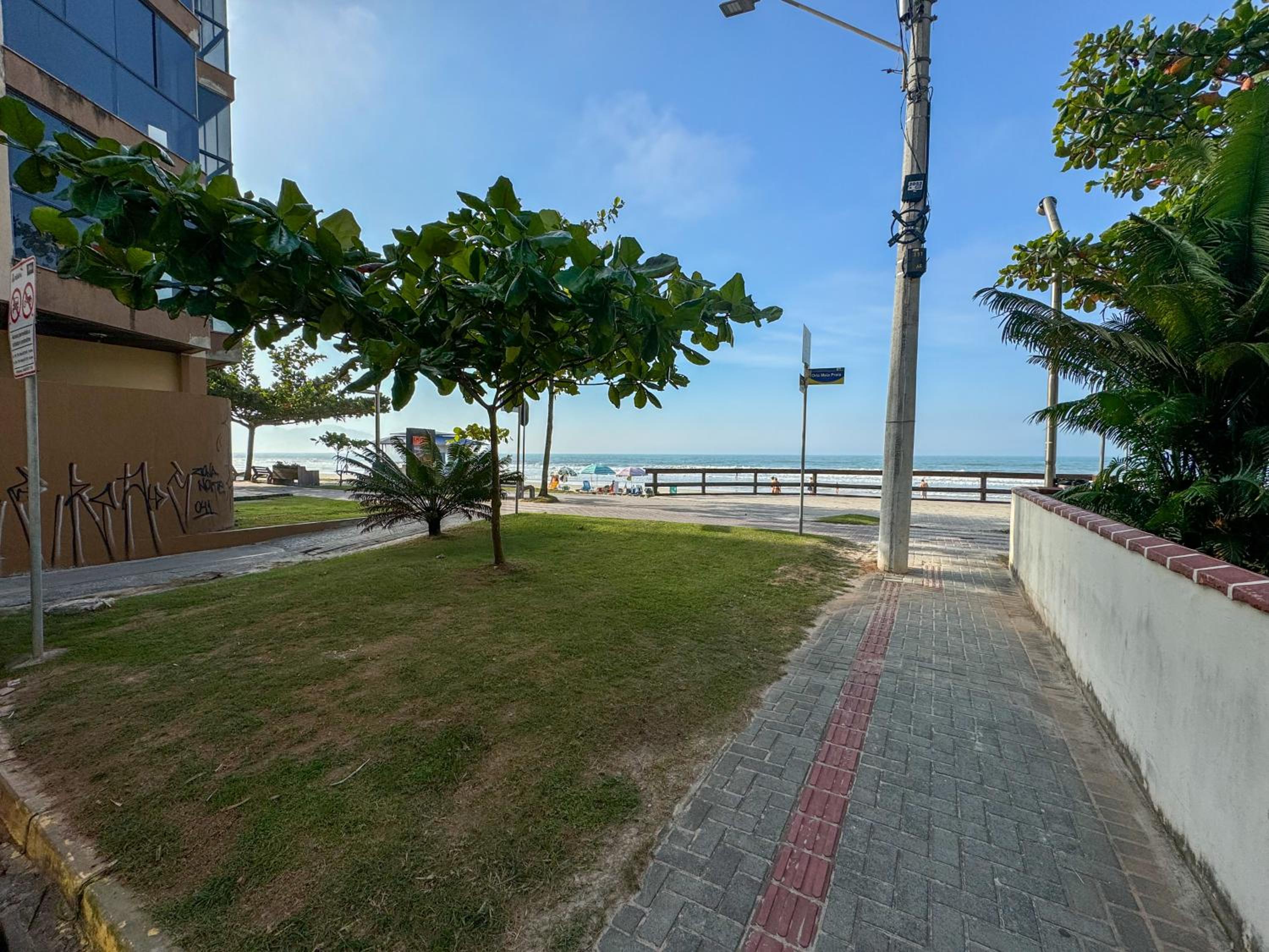 PÉ NA AREIA 30 passos do mar Apto 102