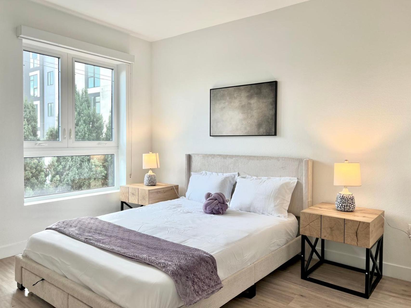 Orange County/Anaheim Vacations - Stylish LA Getaway near Downtown - Prime Location on Wilshire Blvd! - Property Image 1