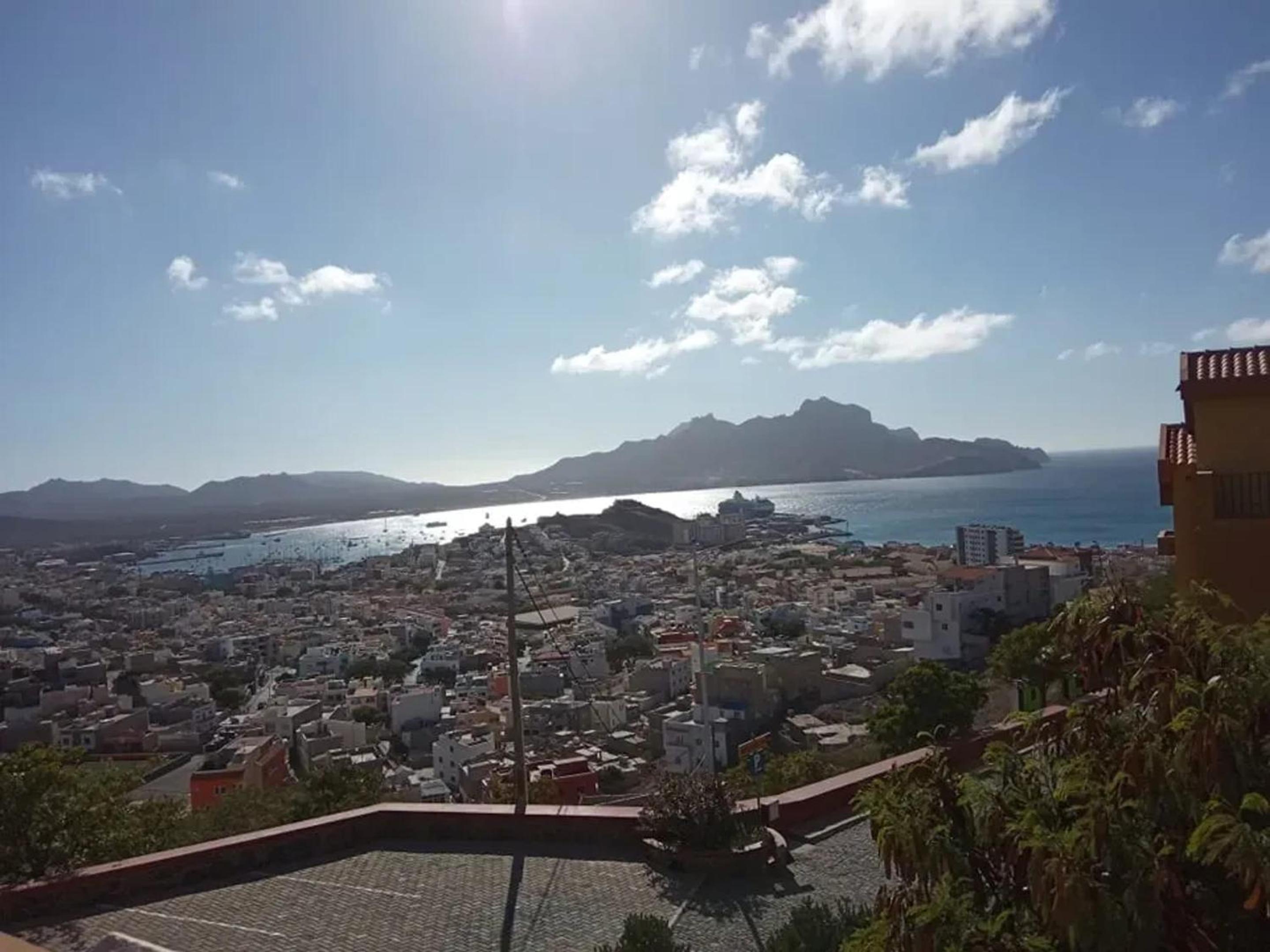 Spacious apartment in Mindelo, mountain view, 164 m²