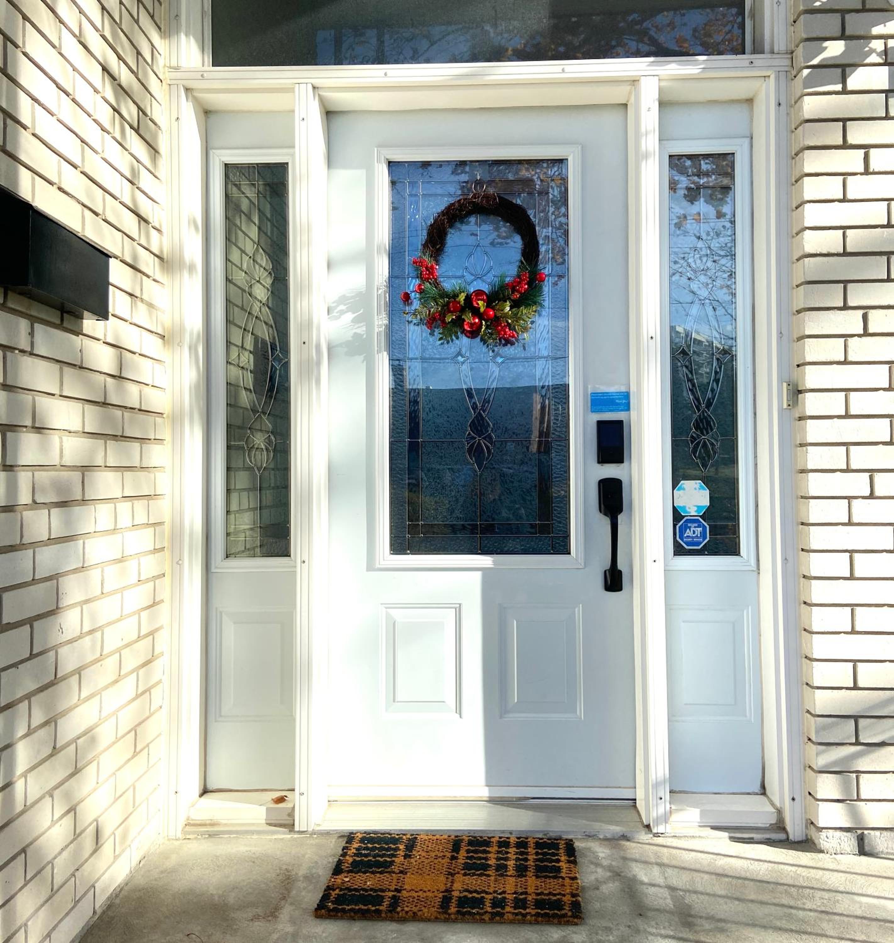Sunny House - Main Floor, Free parking, in Toronto