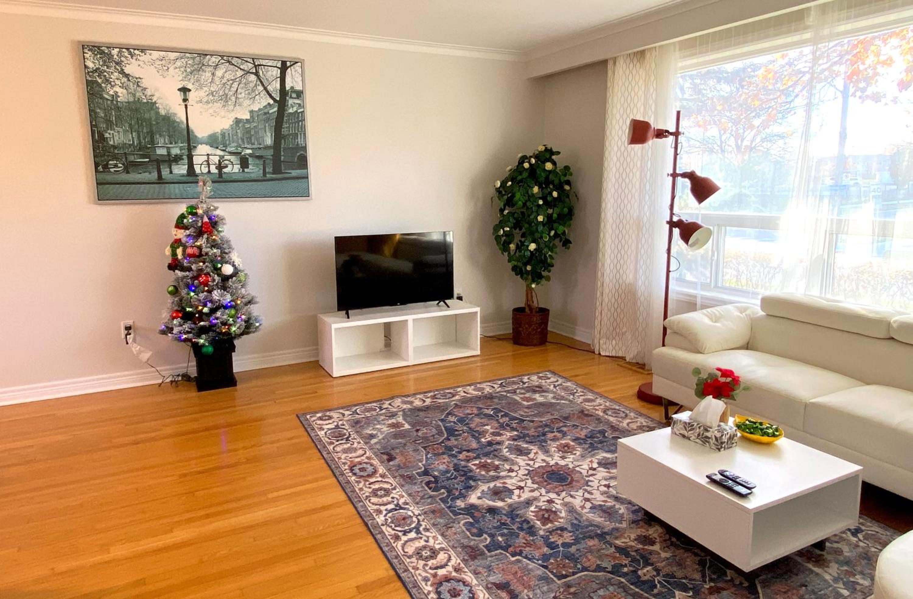 Sunny House - Main Floor, Free parking, in Toronto