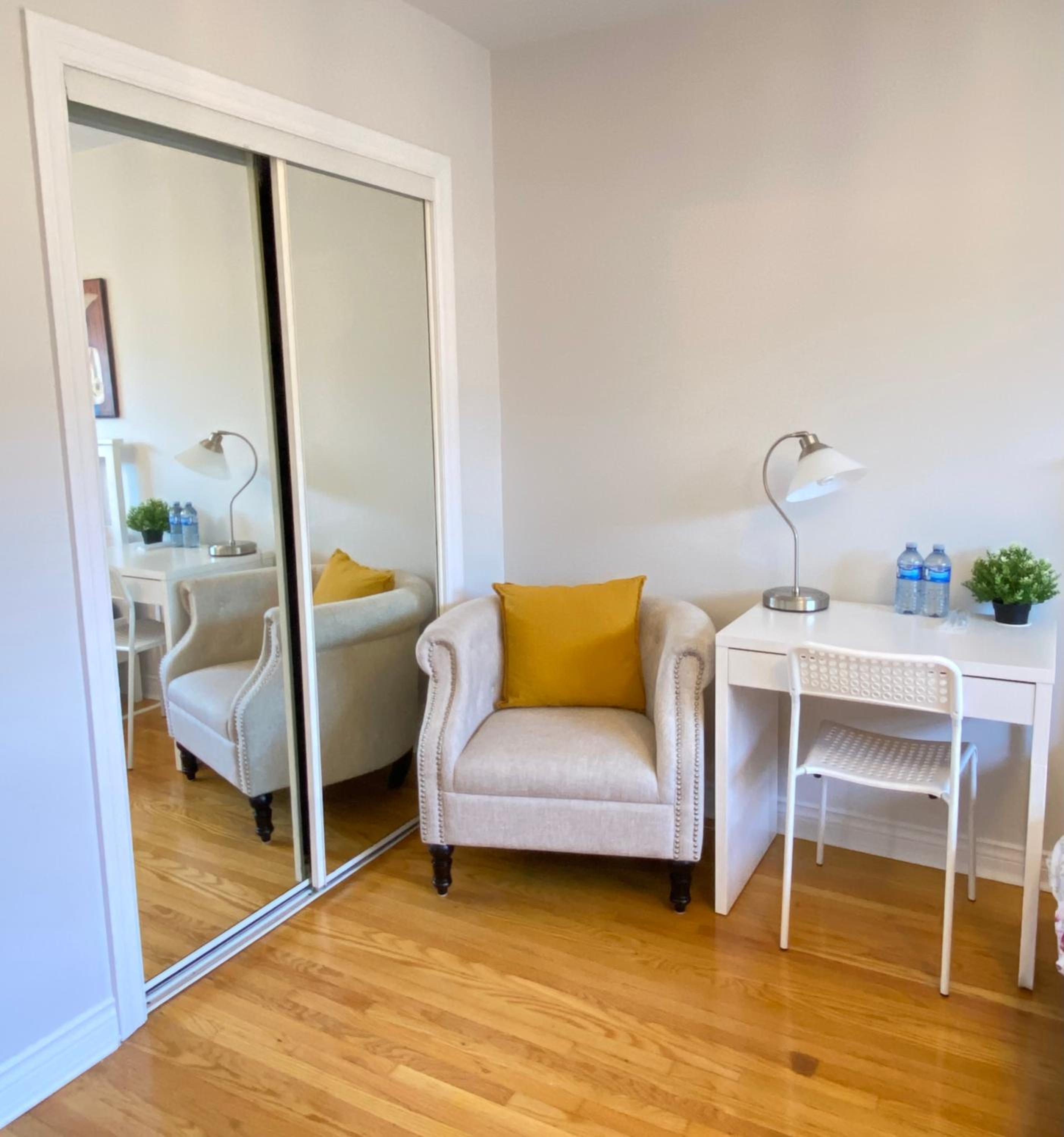 Sunny House - Main Floor, Free parking, in Toronto
