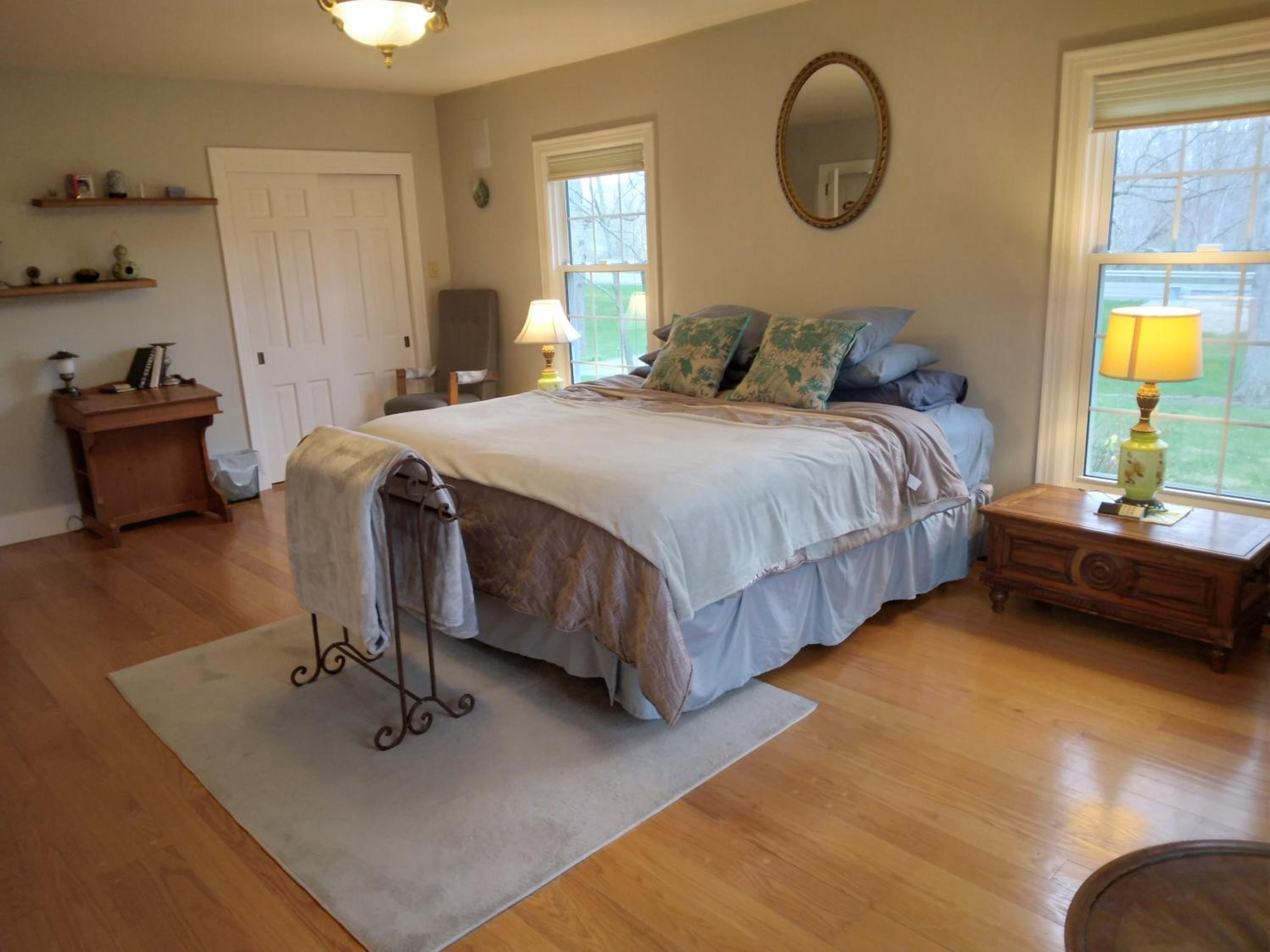 Large private retreat near Summit Lake view 2