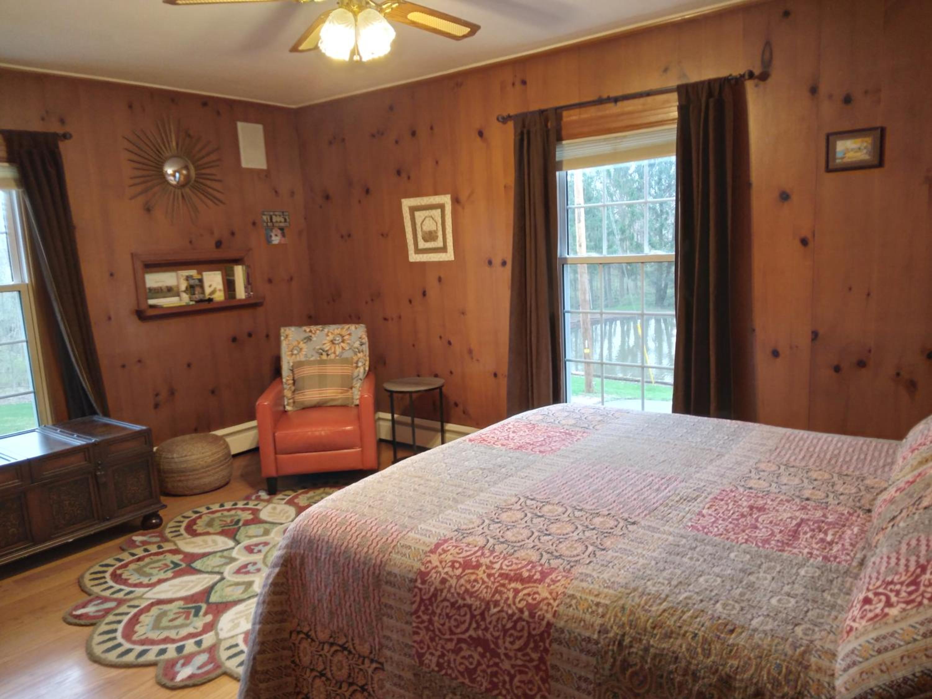 Large private retreat near Summit Lake view 3
