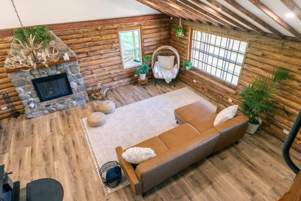 Luxury Getaway Cabin, Hot Tub, Sauna and More! view 2