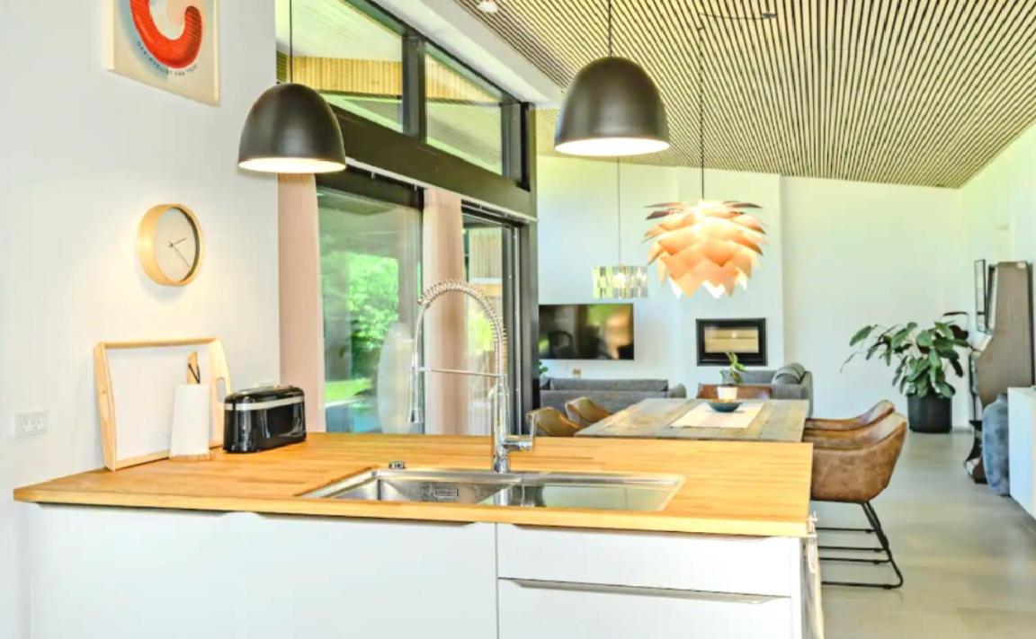 Moderne hus tæt på stranden
