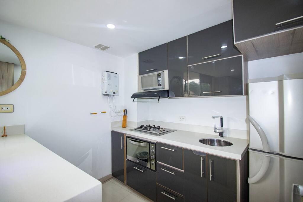 Apartamento con balcón y parqueadero 810