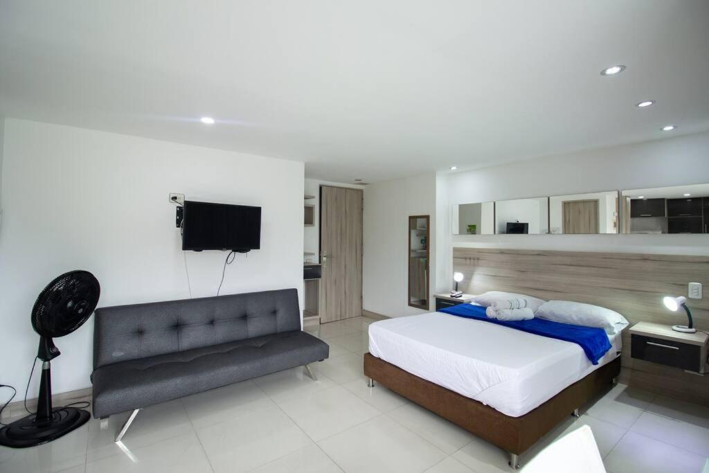 Apartamento con balcón y parqueadero 810