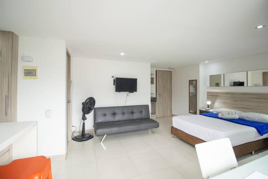 Apartamento con balcón y parqueadero 810