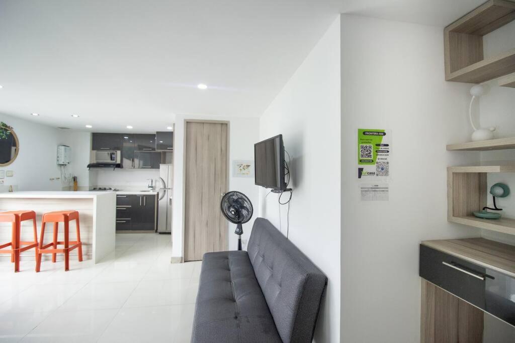Apartamento con balcón y parqueadero 810