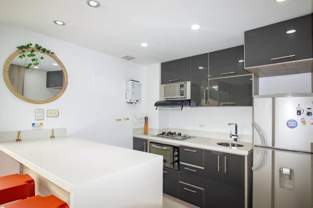 Apartamento con balcón y parqueadero 810