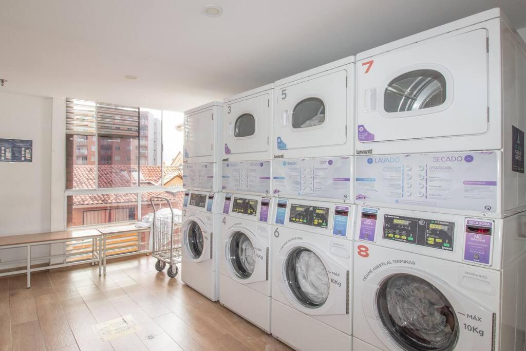 Apartamento con balcón y parqueadero 810