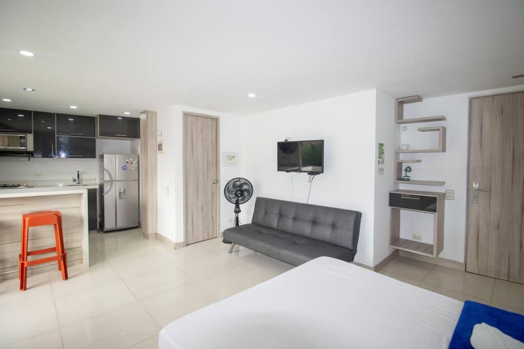 Apartamento con balcón y parqueadero 810