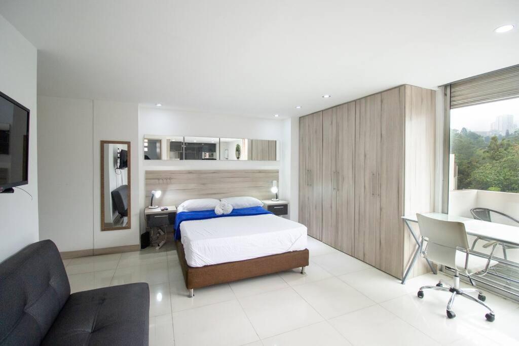 Apartamento con balcón y parqueadero 810