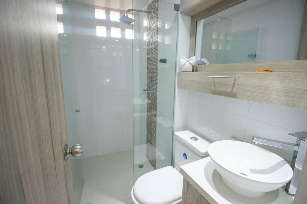 Apartamento con balcón y parqueadero 810