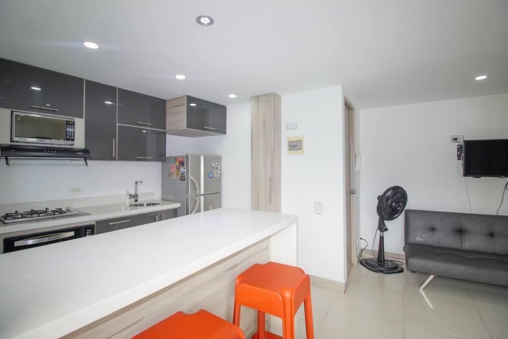 Apartamento con balcón y parqueadero 810