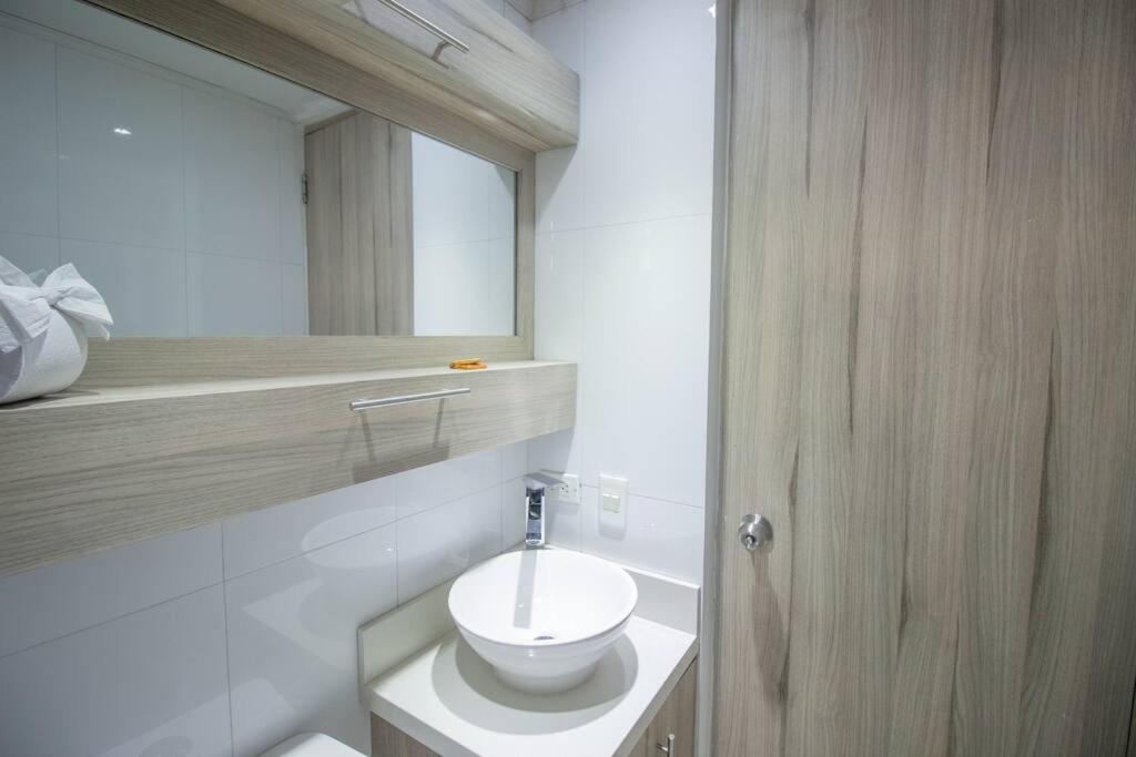 Apartamento con balcón y parqueadero 810