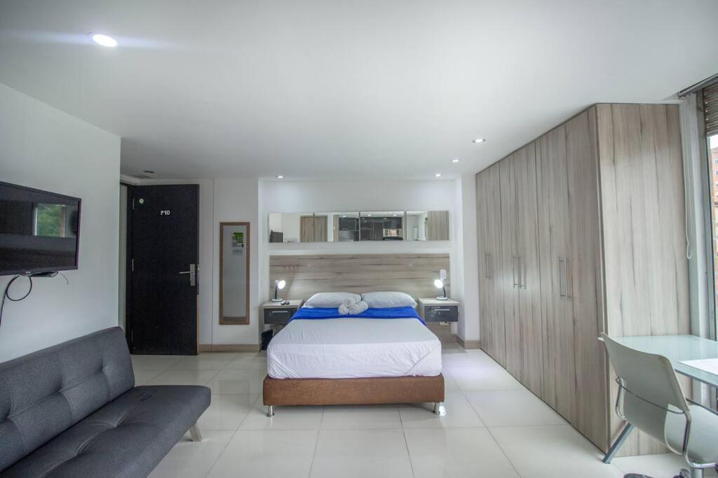 Apartamento con balcón y parqueadero 810