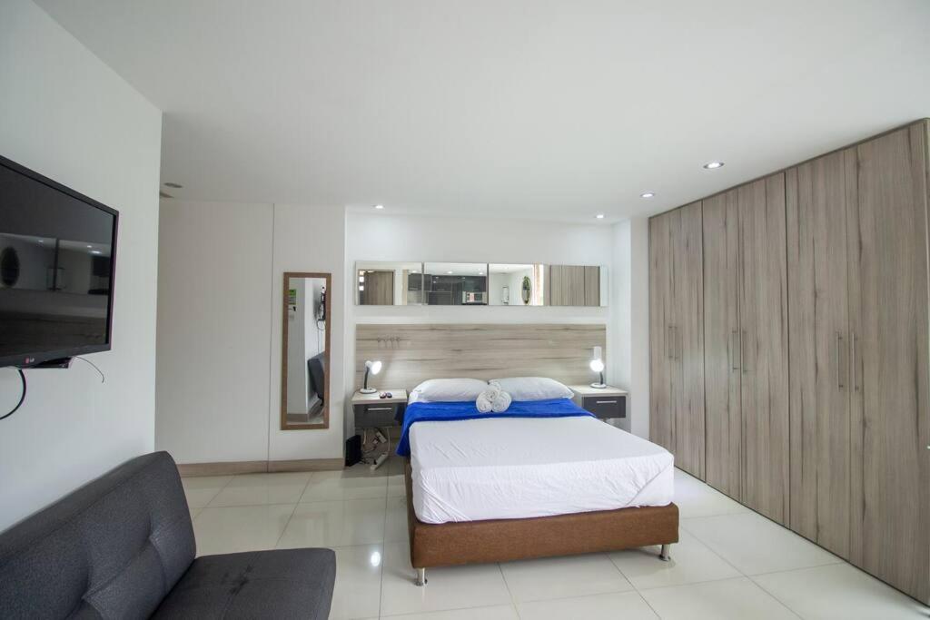 Apartamento con balcón y parqueadero 810