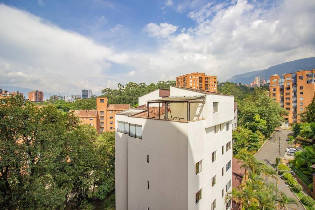 Apartamento con balcón y parqueadero 810