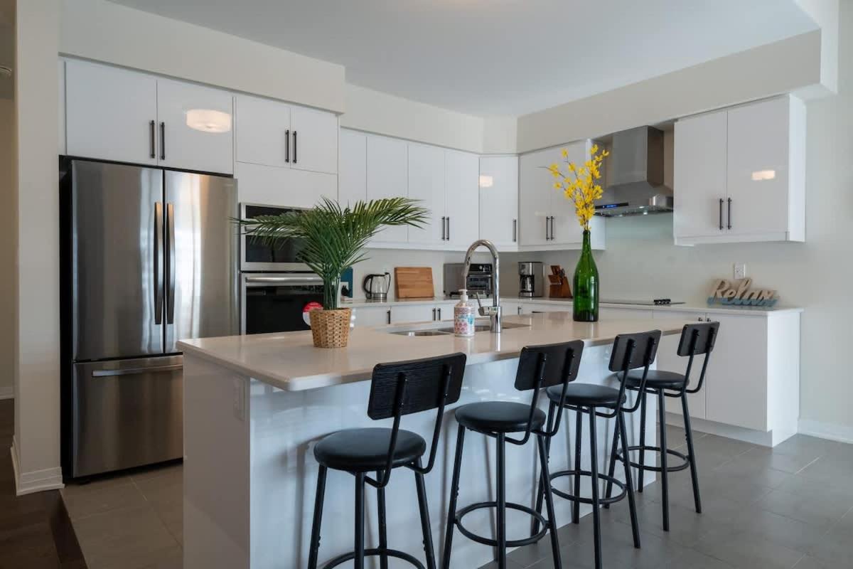Spacious Modern Orillia Family Retreat