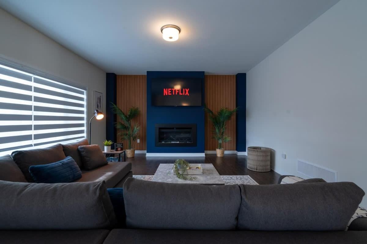 Spacious Modern Orillia Family Retreat