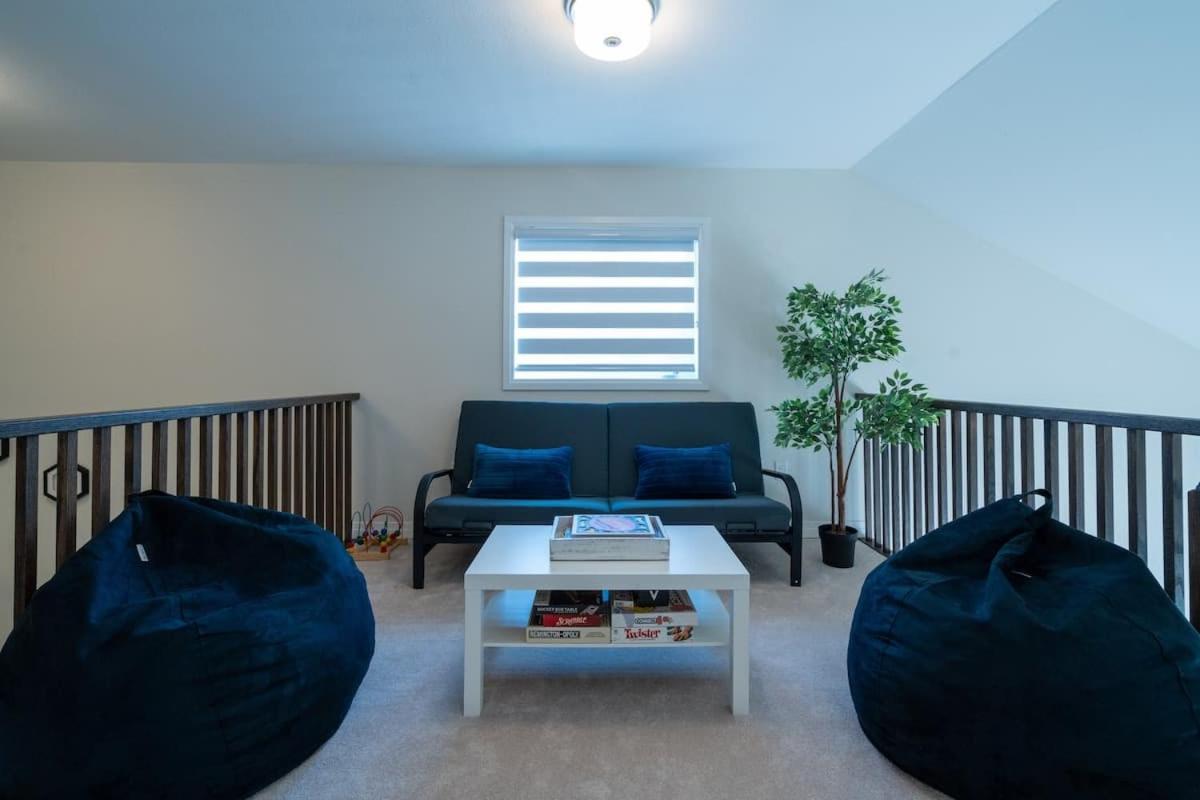 Spacious Modern Orillia Family Retreat