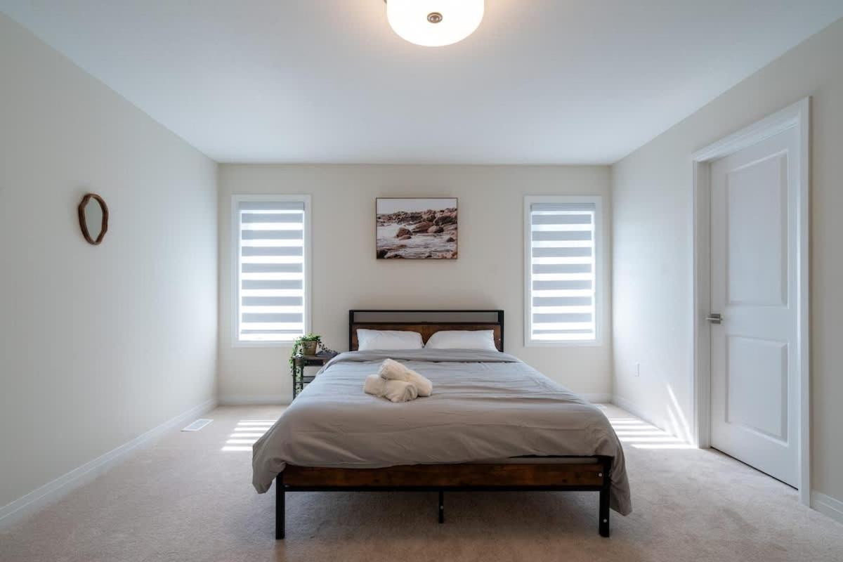 Spacious Modern Orillia Family Retreat