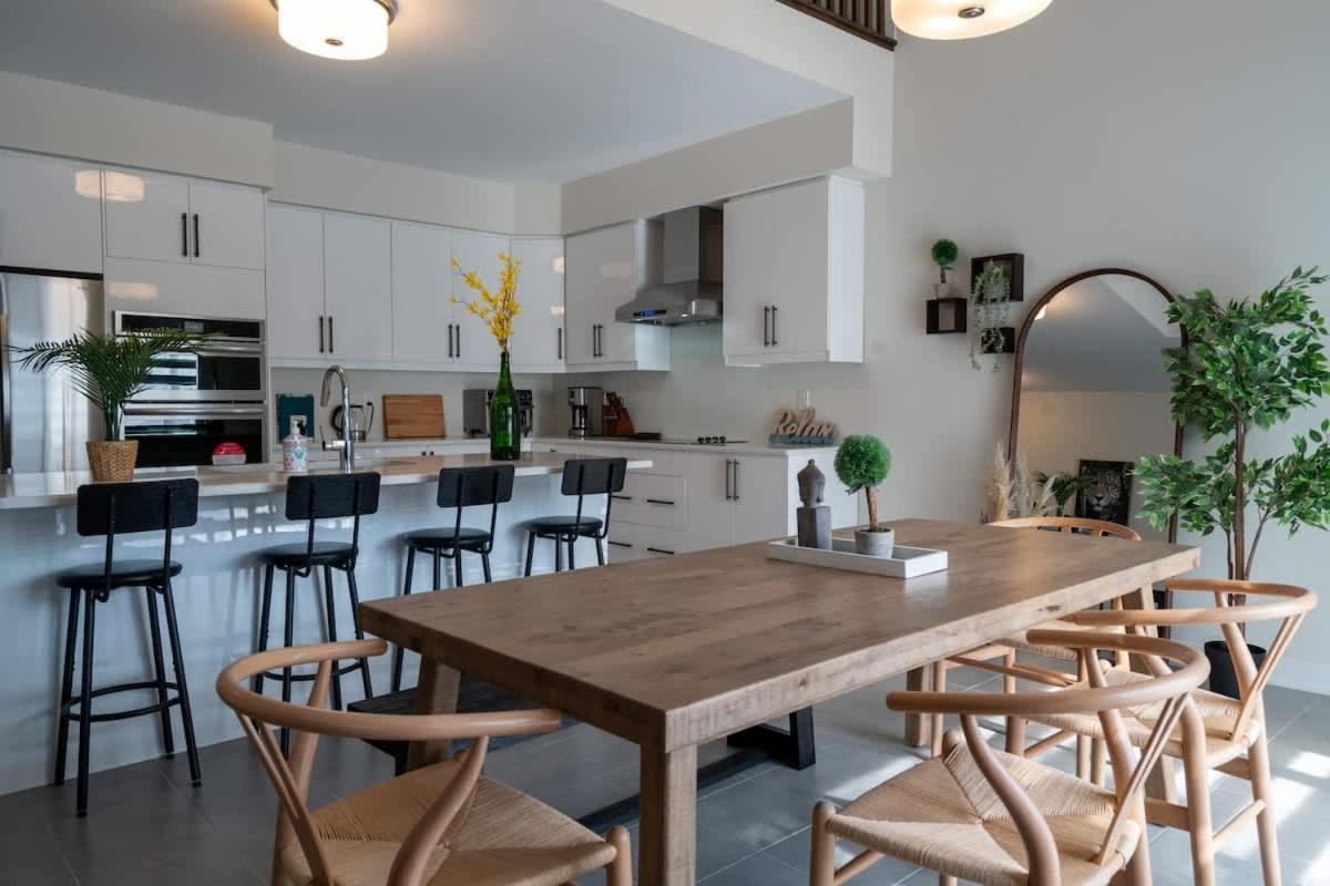 Spacious Modern Orillia Family Retreat
