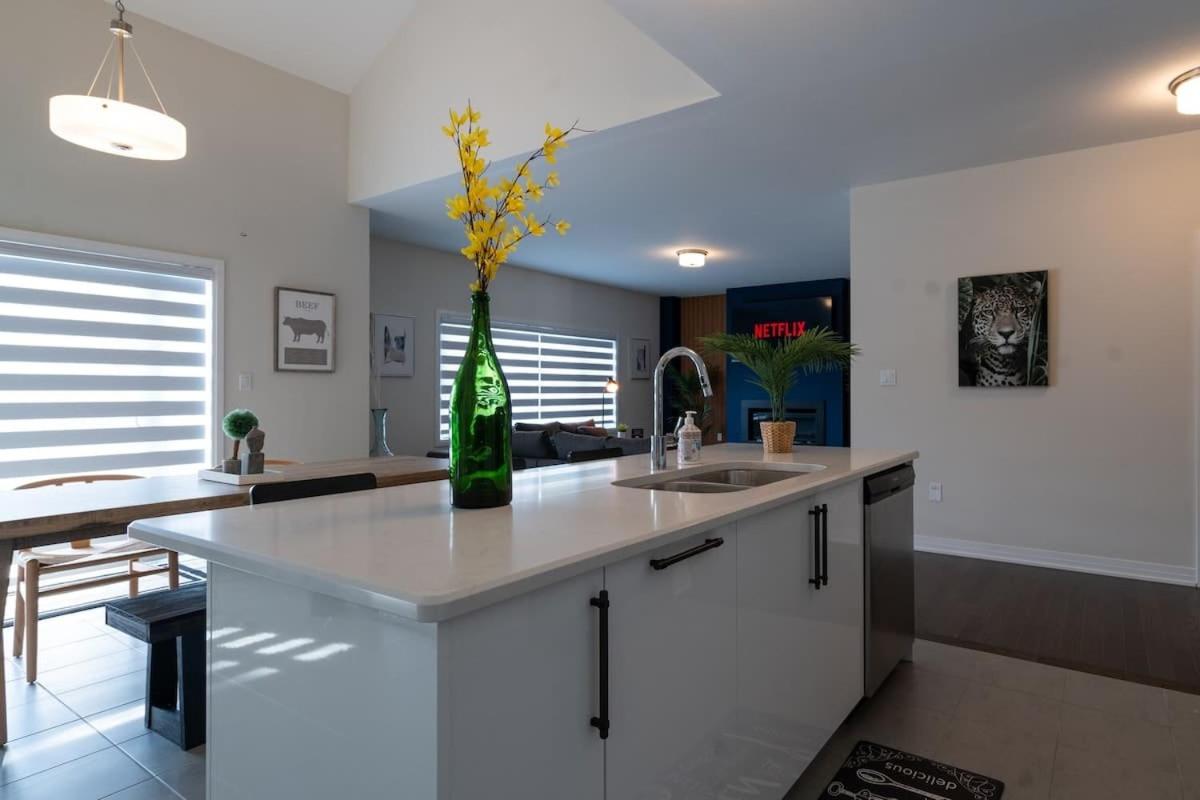 Spacious Modern Orillia Family Retreat