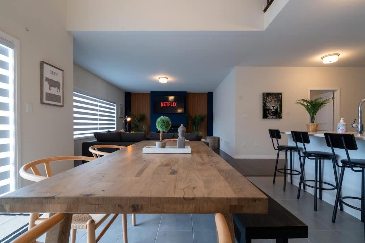 Spacious Modern Orillia Family Retreat