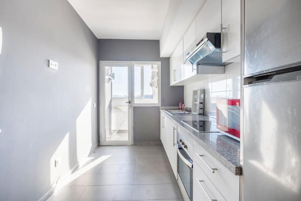 High-Rise Comfort - Steps from TGV & Downtown view 4