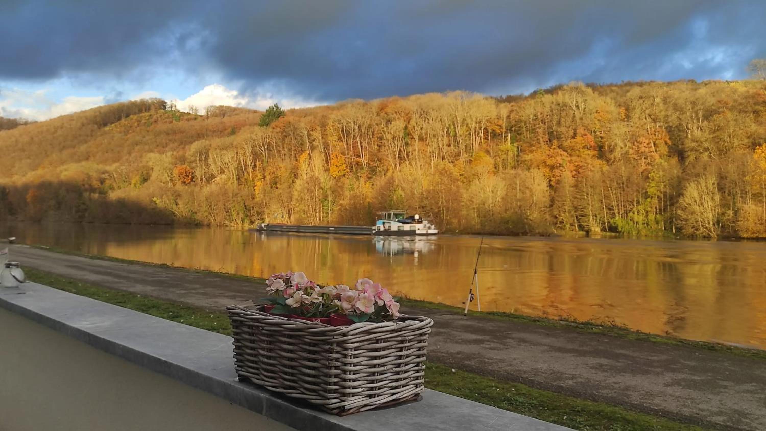 Charming Riverside House with Jacuzzi and Gym