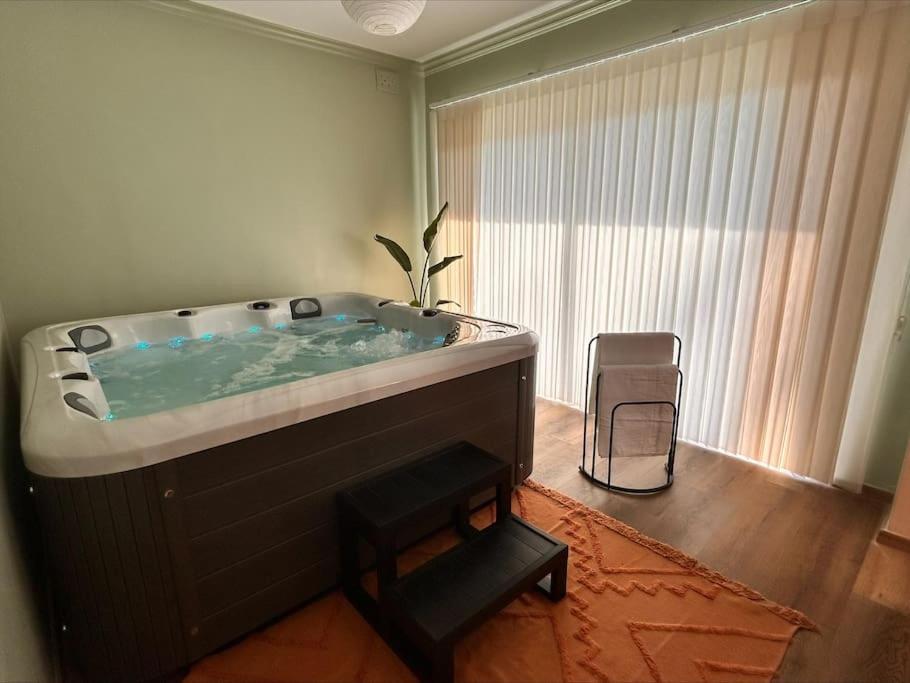 Luxury Apartment with Indoor Jacuzzi photo 3