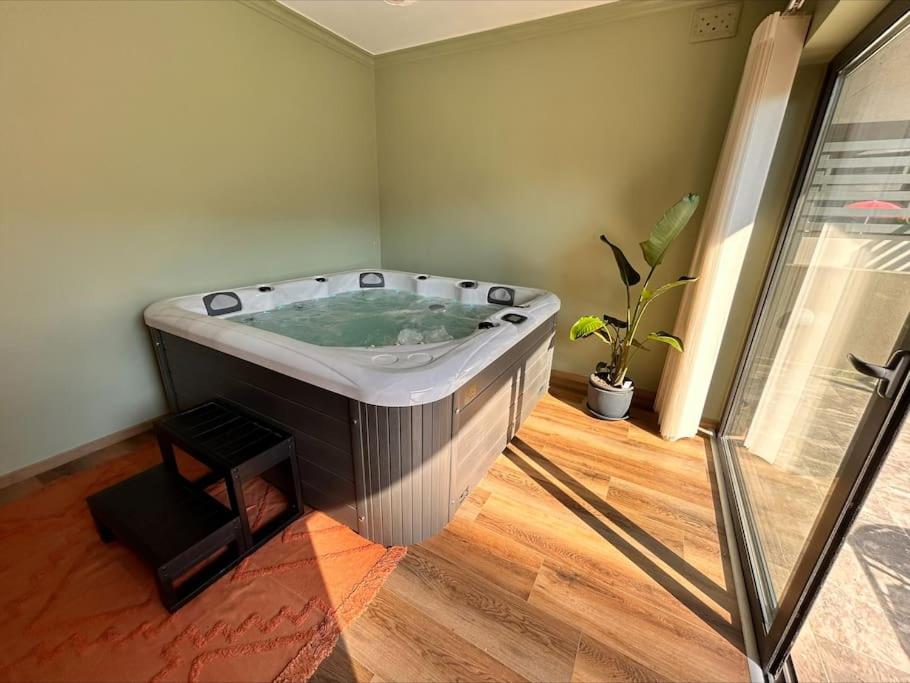 Luxury Apartment with Indoor Jacuzzi photo 2