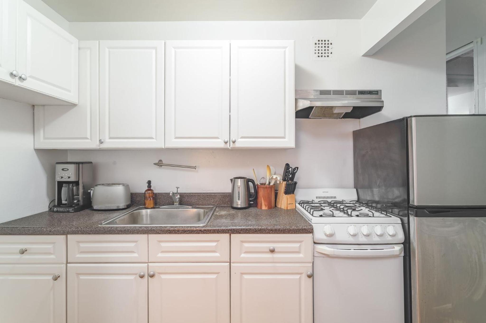 Chic 3BR with 3 Beds and 1 Bath Steps from the Vibrant Stone Street District