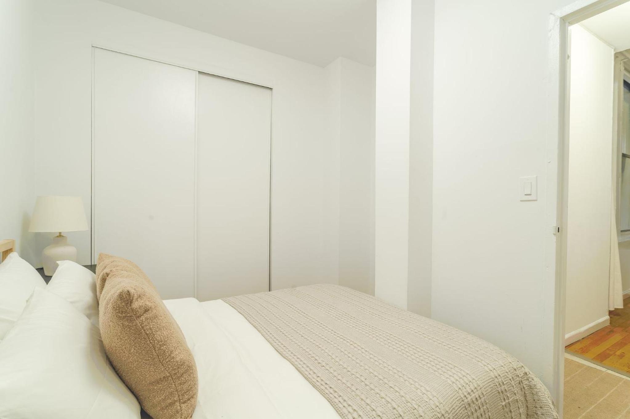 Chic 3BR with 3 Beds and 1 Bath Steps from the Vibrant Stone Street District