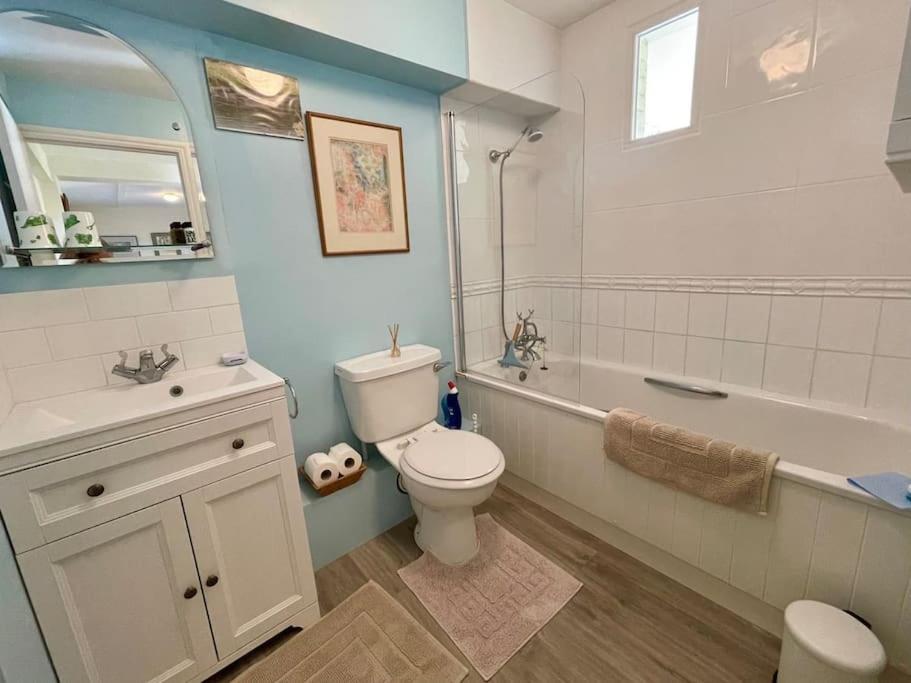 Countryside retreat set within beautiful woodlands with easy access to Henley On Thames view 3