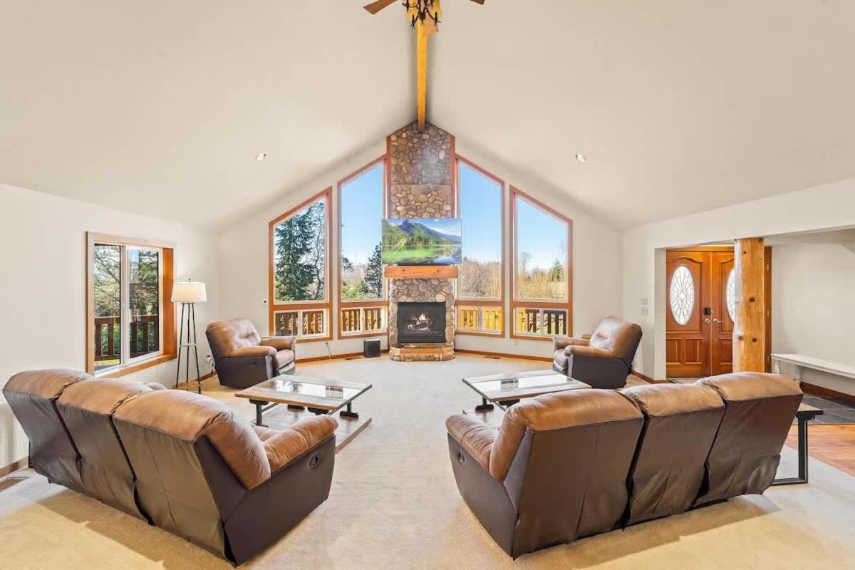 Lodge-Style Retreat 10 Acres King Beds view 3