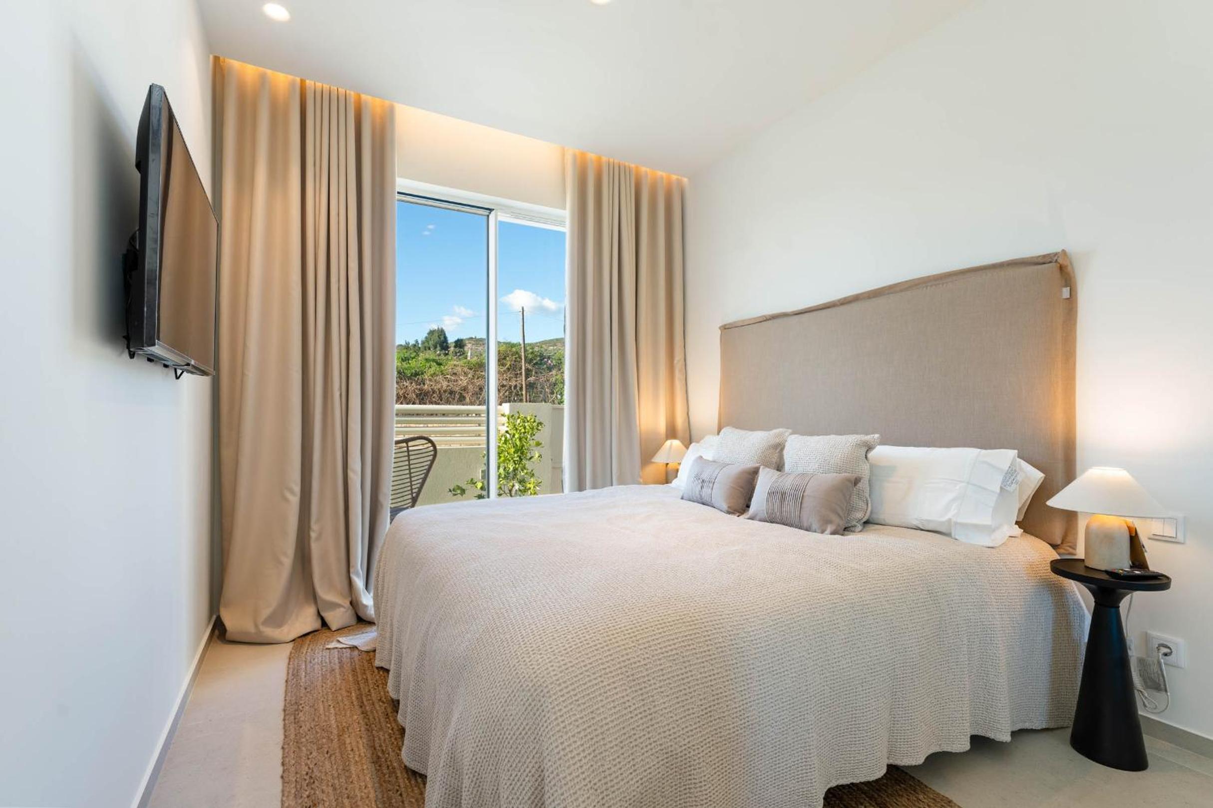Modern Sea View Villa, Heated Pool,Rooftop Jacuzzi Outdoor Kitchen 12min faro Airport view 5