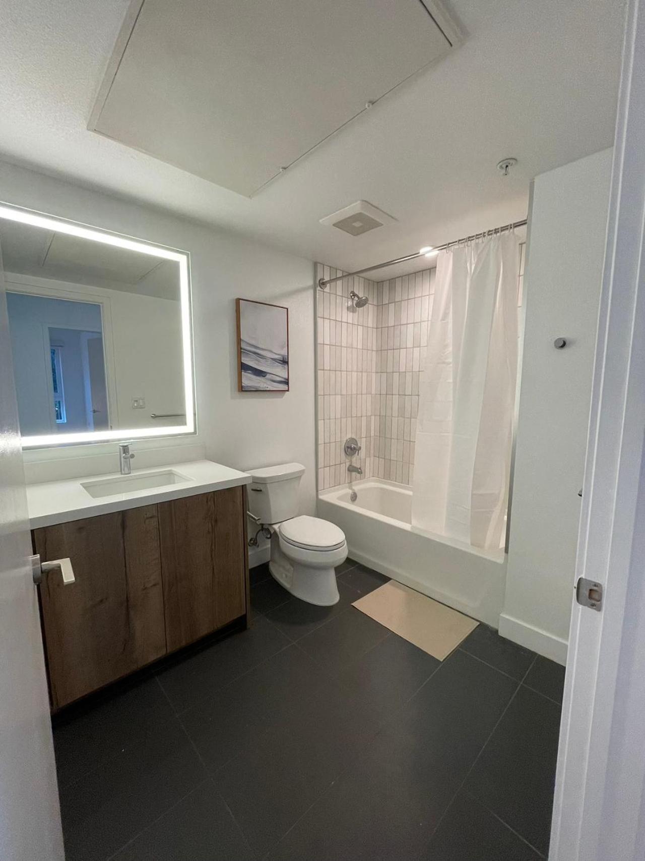 Modern Retreat in Koreatown - Perfect for Your LA Stay! - Image 5