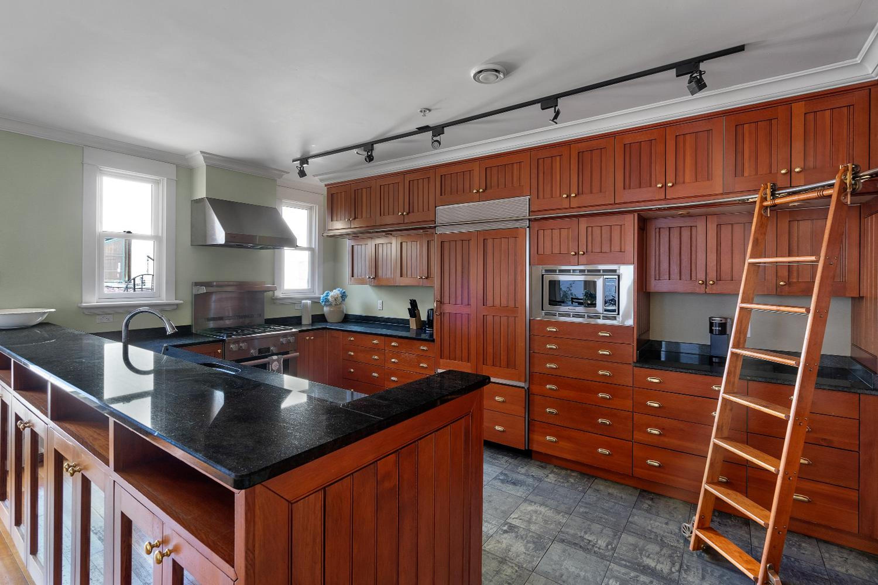 The Vancouver Heritage Home - Mount Pleasant