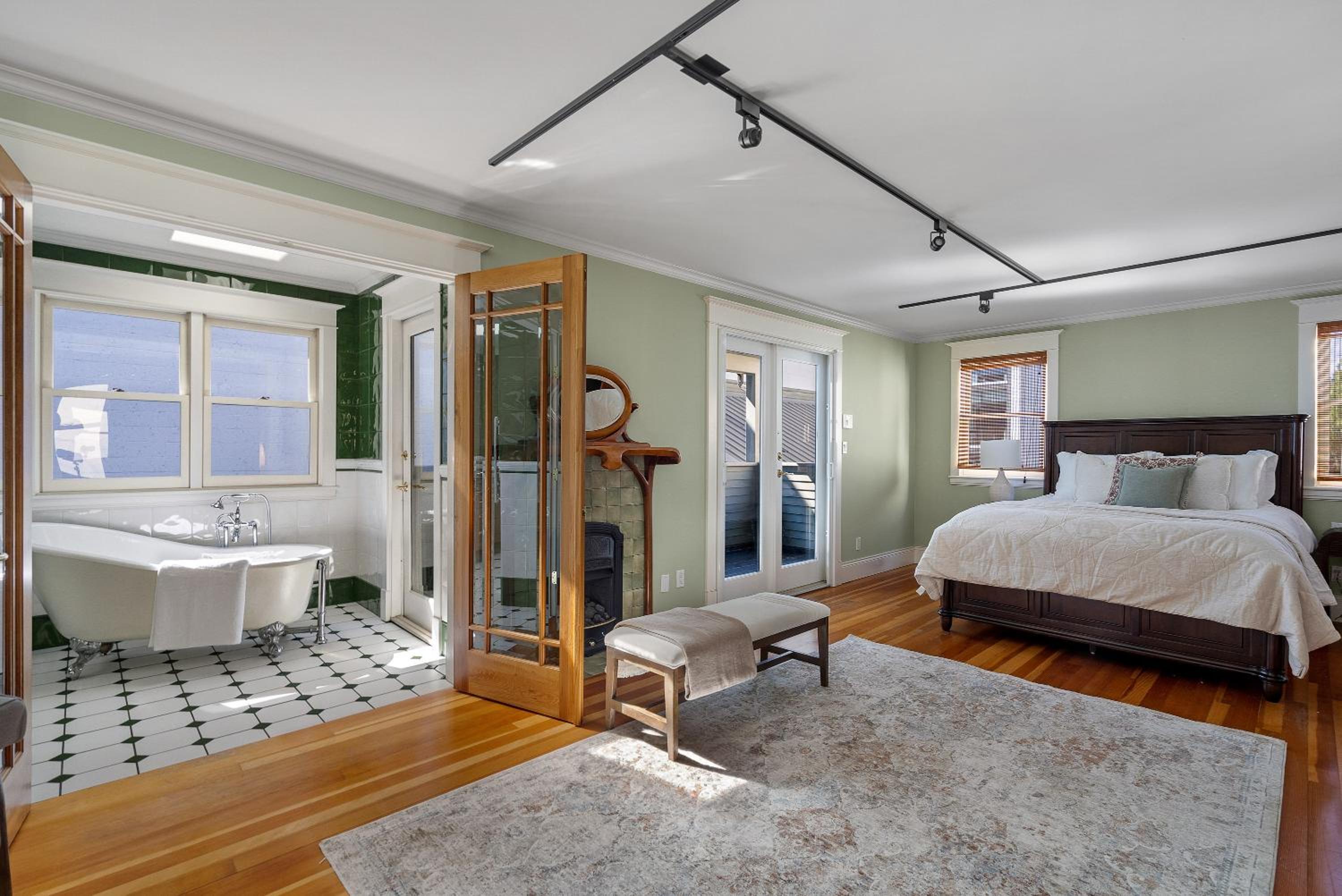 The Vancouver Heritage Home - Mount Pleasant