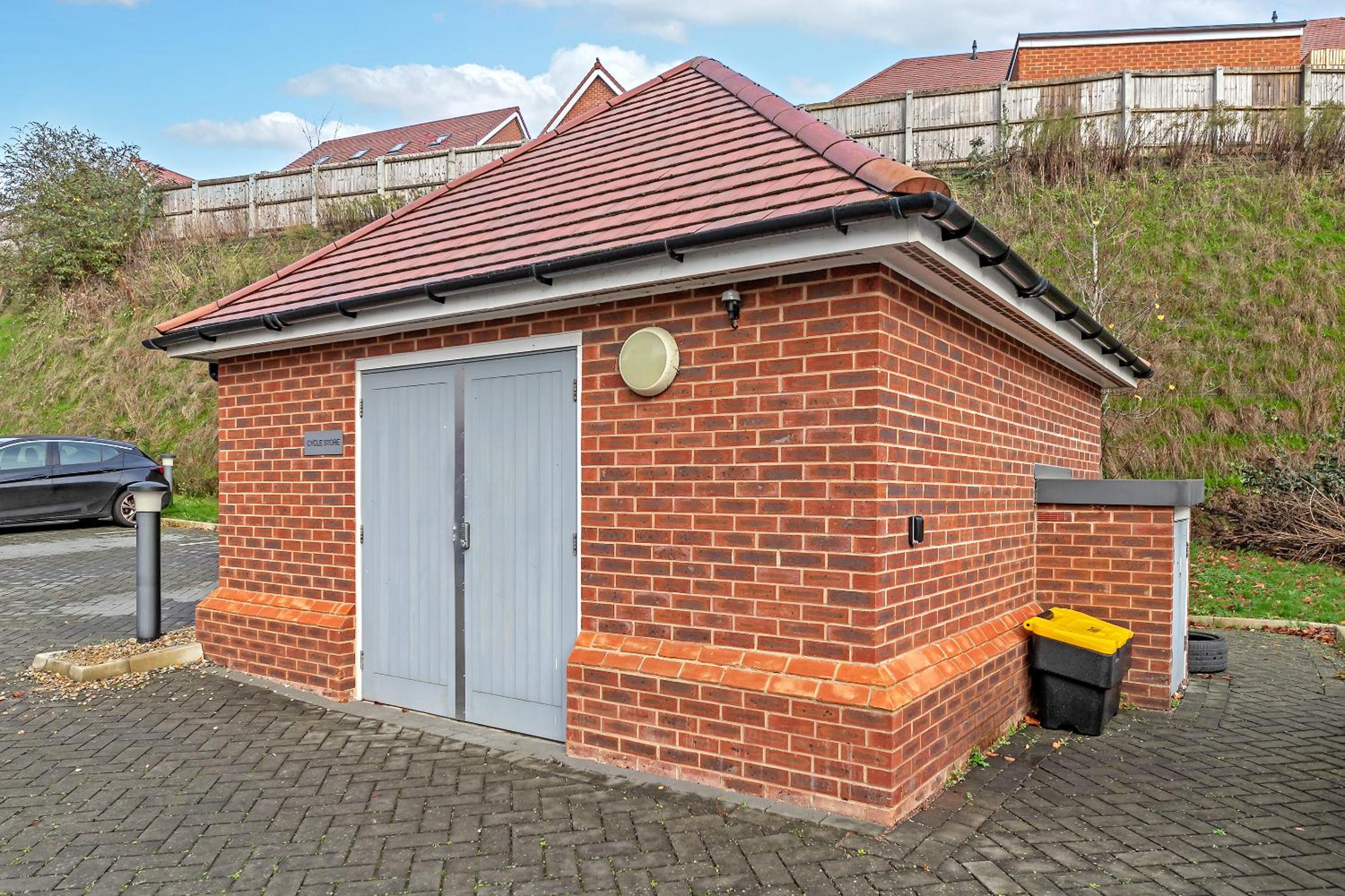 Stunning Two Bedroom-Free Parking-Central Location-Two Bathrooms-Close to Airport & Station