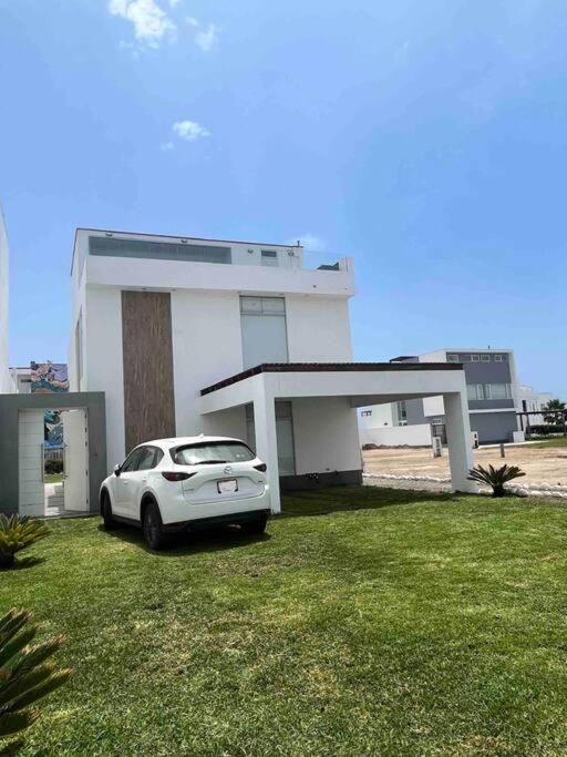 Casa de Playa muy cerca al mar, piscina exclusiva!