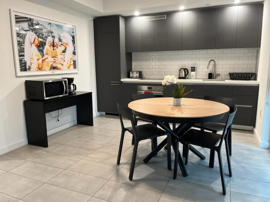 Explore Miami's Heat - Huge 1 bed POOL & GYM